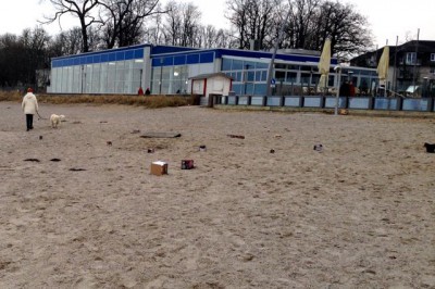 Mit Feuerwerksresten übersähter Strand vor dem Meerwasserhallenbad