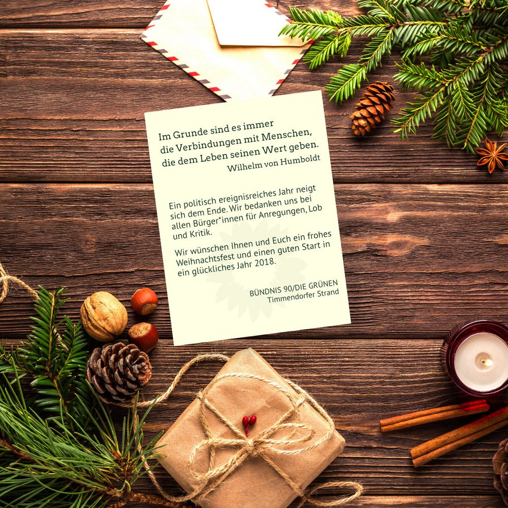 Ein weihnachtlich dekorierter Tisch mit Kerze, Tannengrün, Walnüssen, Haselnüssen und einem Briefumschlag. Daneben ein Brief mit dem Text: Im Grunde sind es immer die Verbindungen mit Menschen, die dem Leben seinen Wert geben. (Wilhelm von Humboldt).