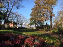 Kleine Parkanlage mit Herbstlaub direkt neben der Promenade